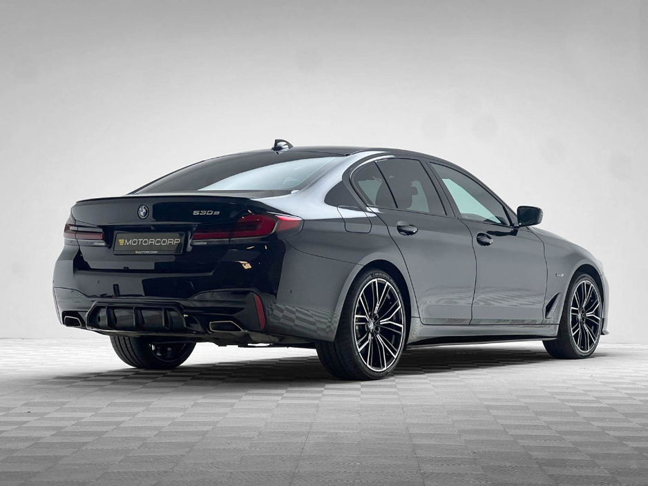 2023 BMW 5 Series - image 7