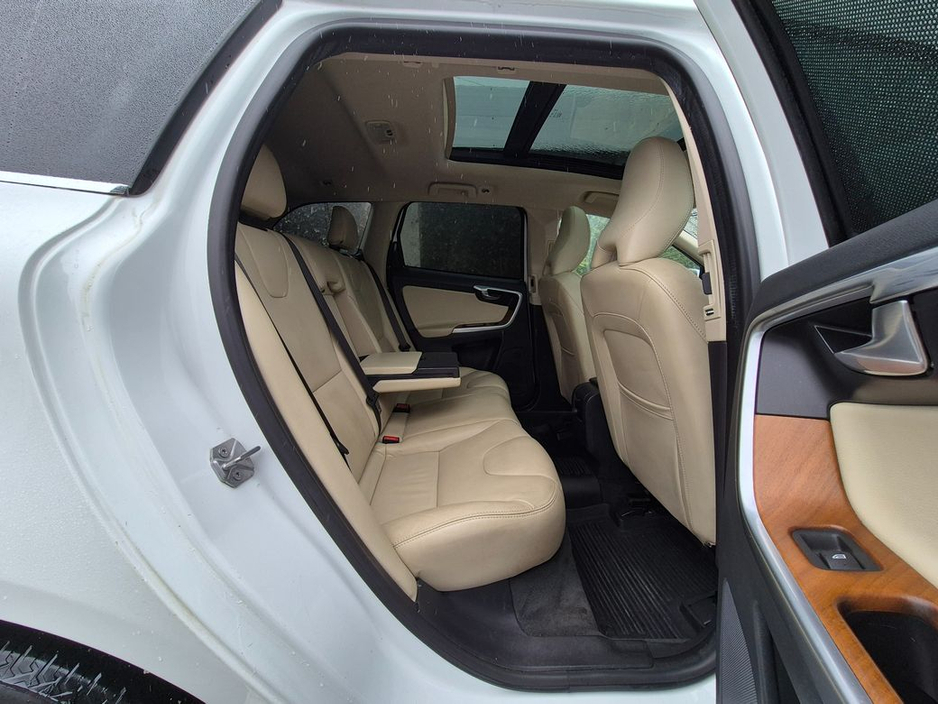 2017 Volvo XC60 - image 15