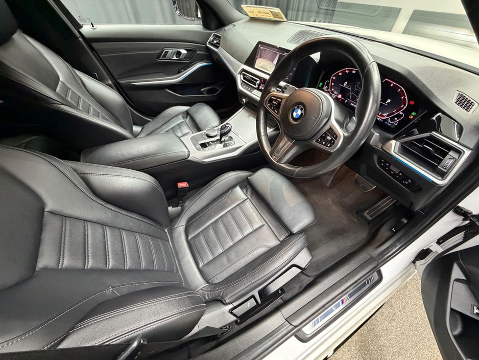 2021 BMW 3 Series - image 22
