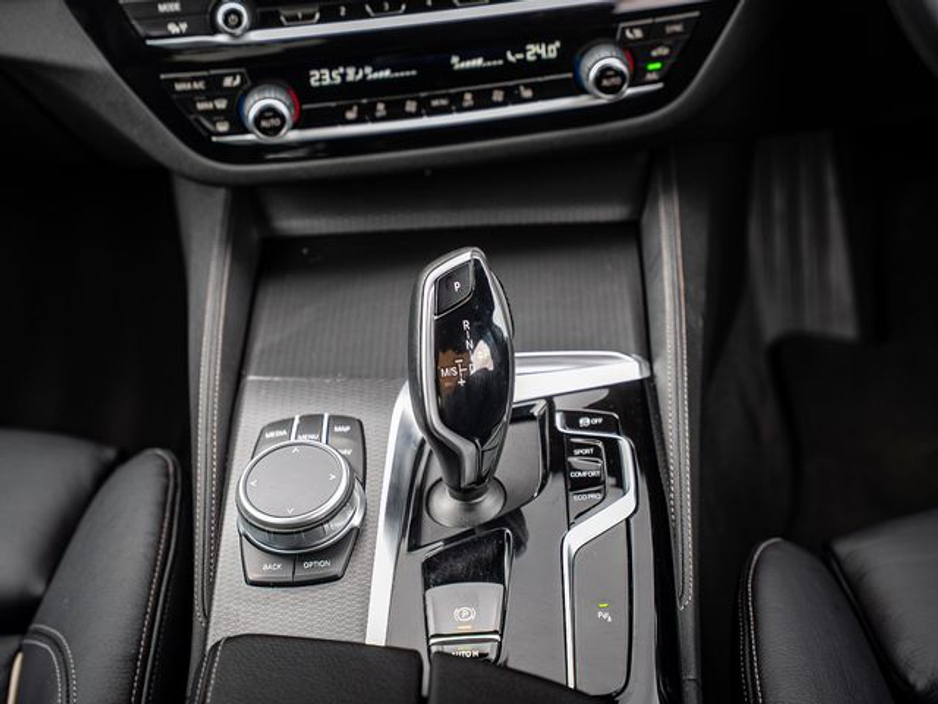 2021 BMW 5 Series - image 7