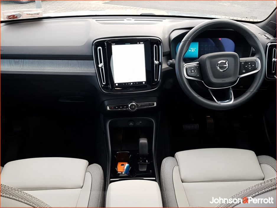 2025 Volvo EC40 - image 2