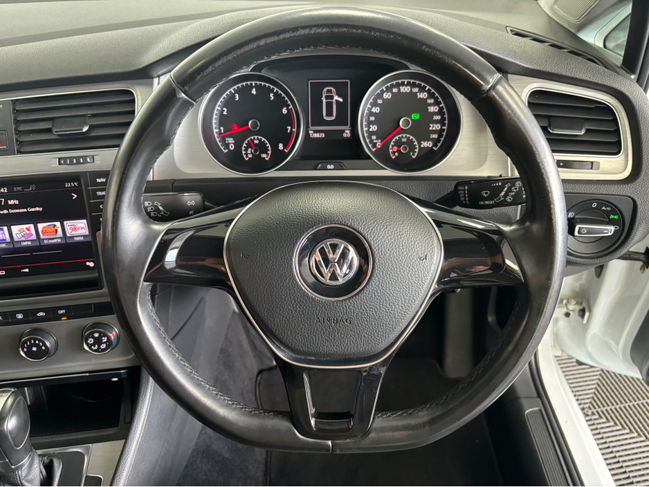 2014 Volkswagen Golf - image 9
