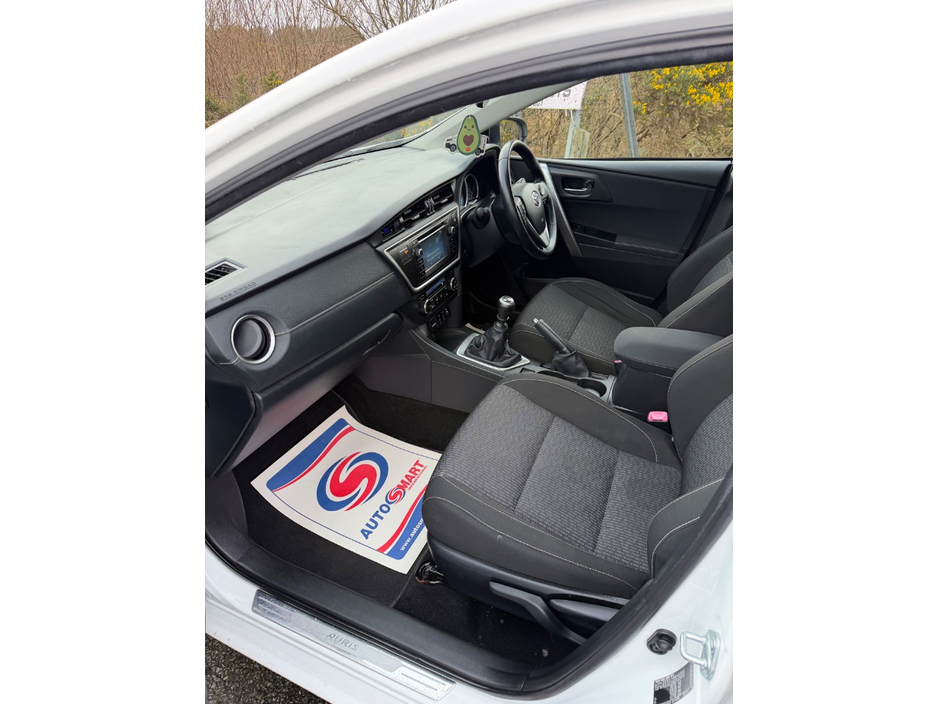 2015 Toyota Auris - image 5