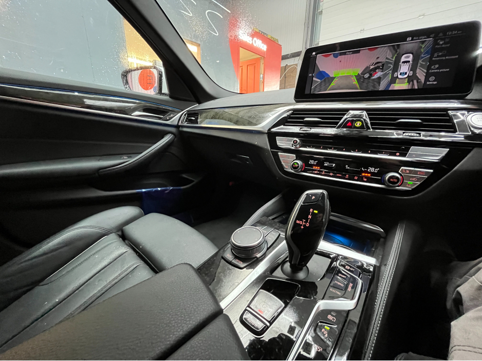 2022 BMW 5 Series - image 23