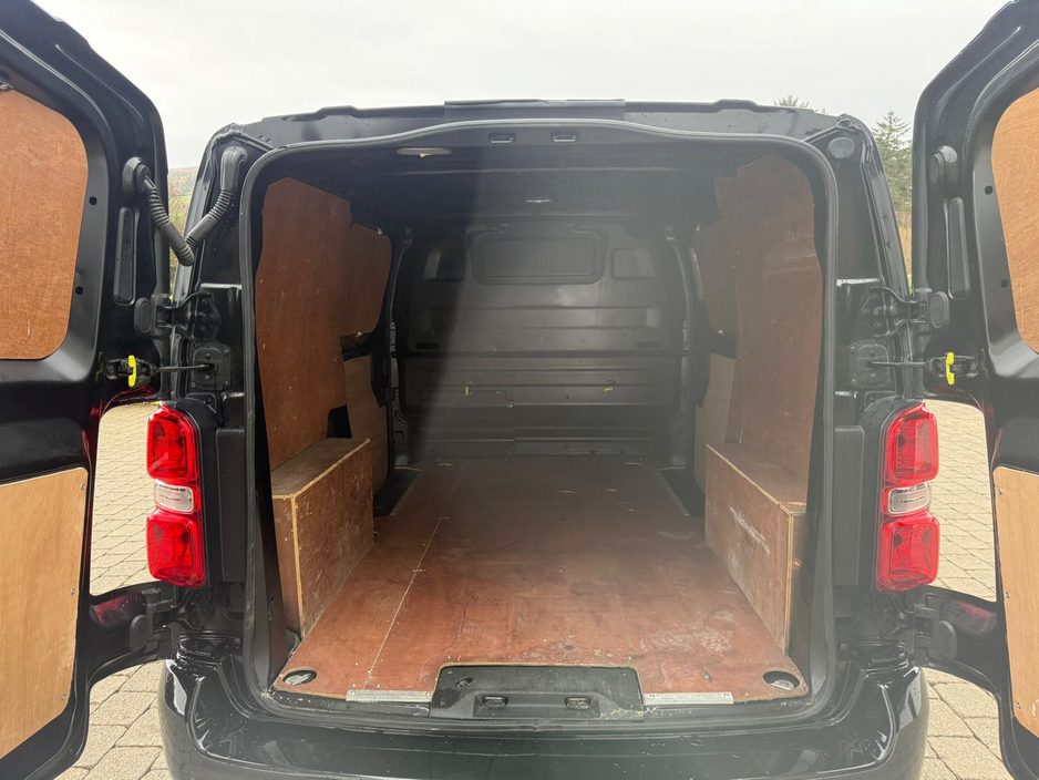 2020 Vauxhall Vivaro - image 15