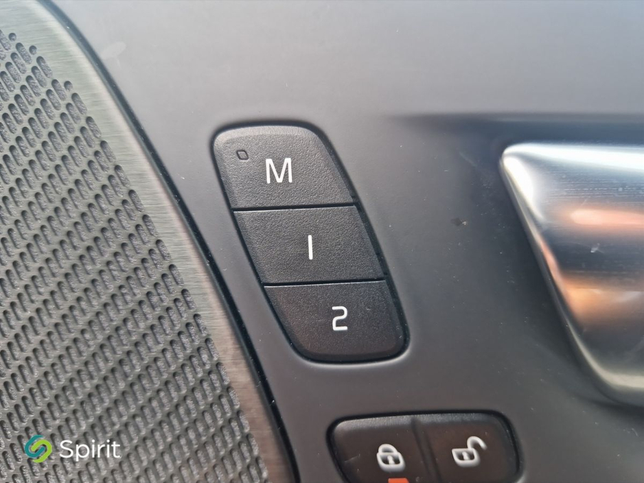 2021 Volvo XC60 - image 11