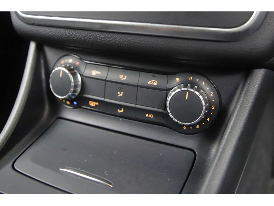 2017 Mercedes-Benz GLA Class GLA 180 *HALF LEATHER*REVERSE CAM*PARK SENSORS* €20,990