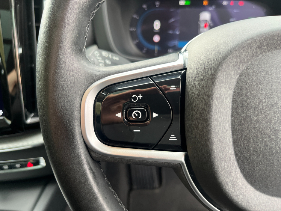 2023 Volvo XC60 - image 25