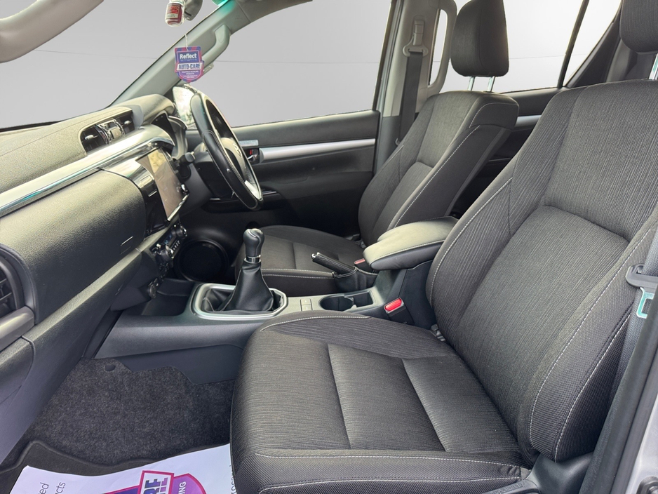 2025 Toyota Hilux - image 11