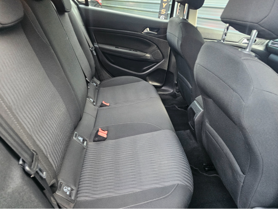 2016 Peugeot 308 - image 3