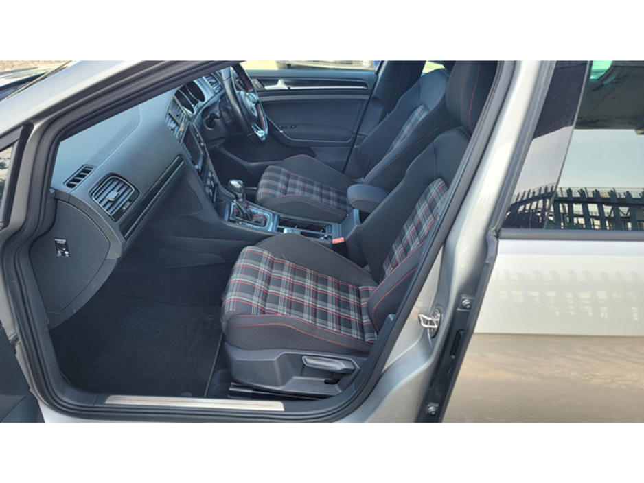 2014 Volkswagen Golf - image 15