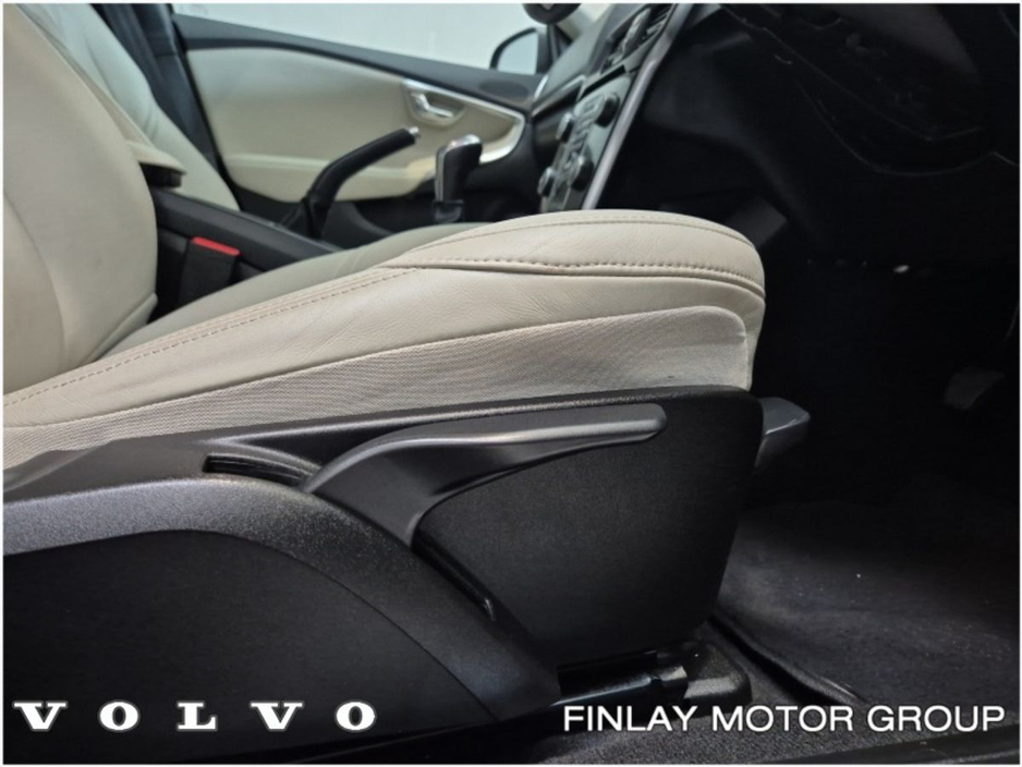 2019 Volvo V40 - image 18