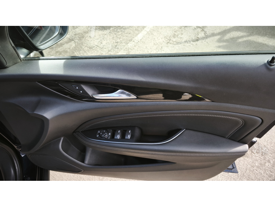 2017 Opel Insignia - image 10