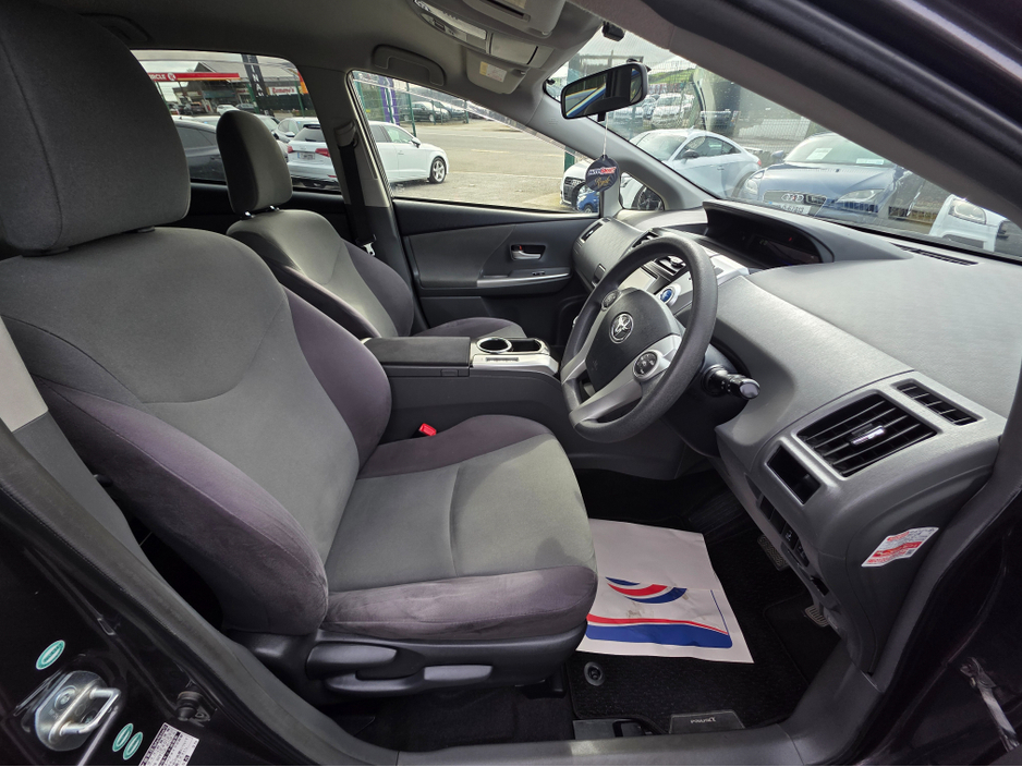 2013 Toyota Prius Alpha - image 5