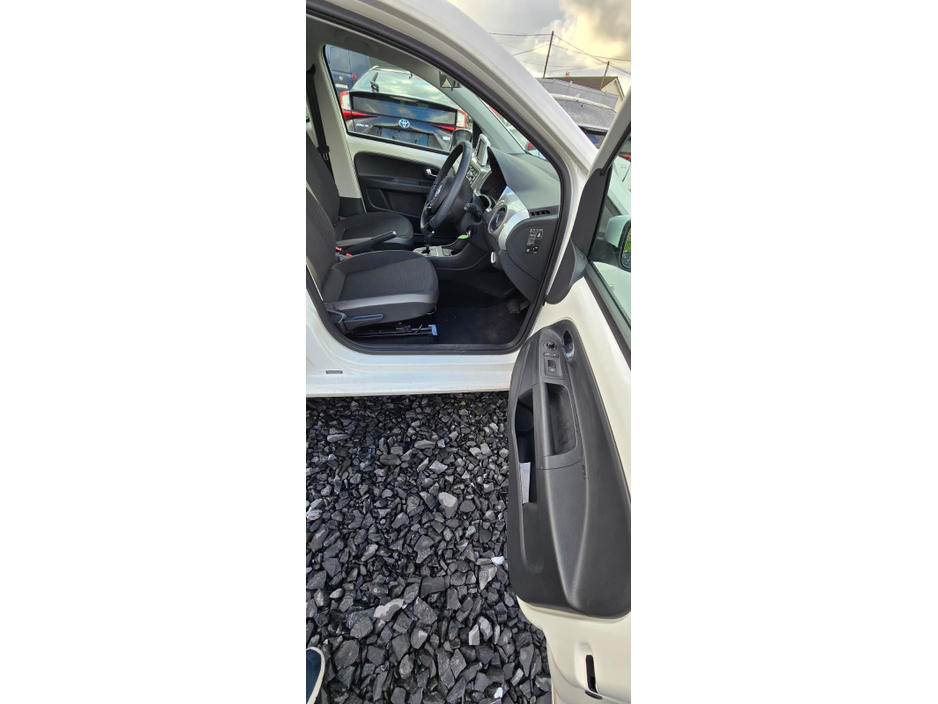 2014 Volkswagen up! - image 10