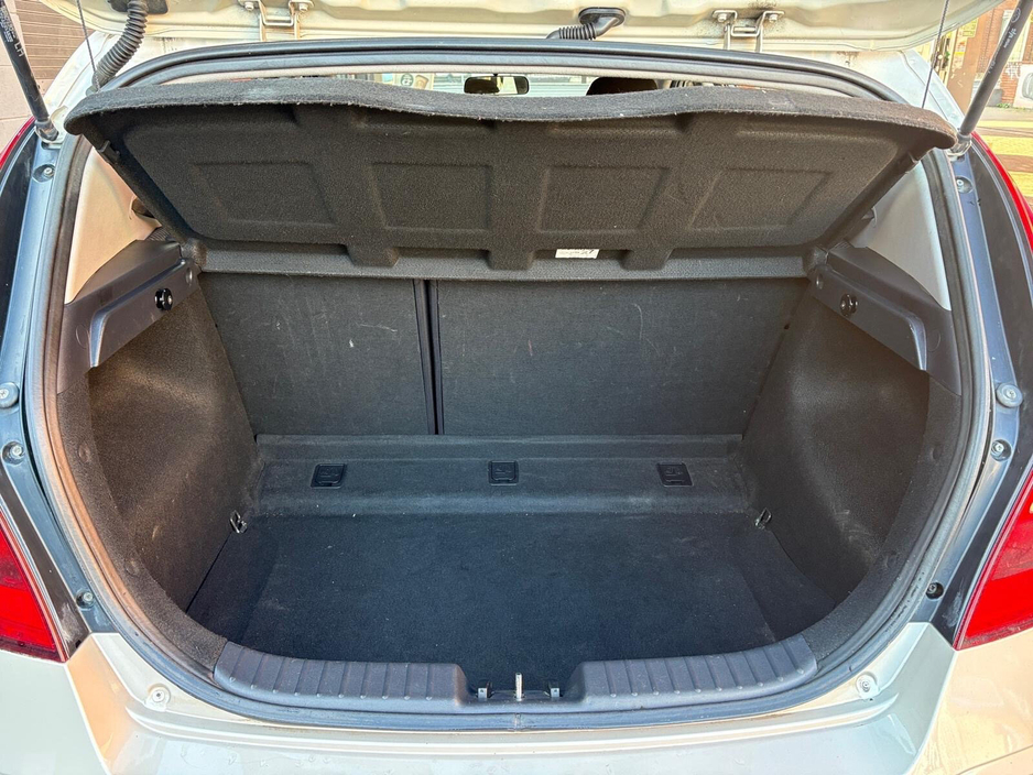 2011 Hyundai i30 - image 11