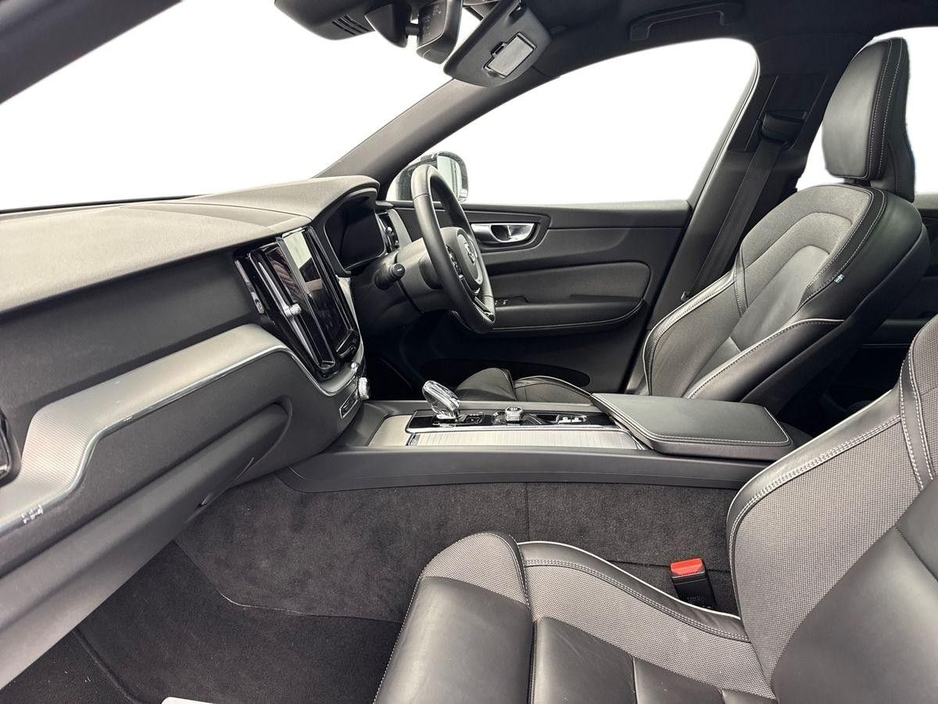 2023 Volvo XC60 - image 2