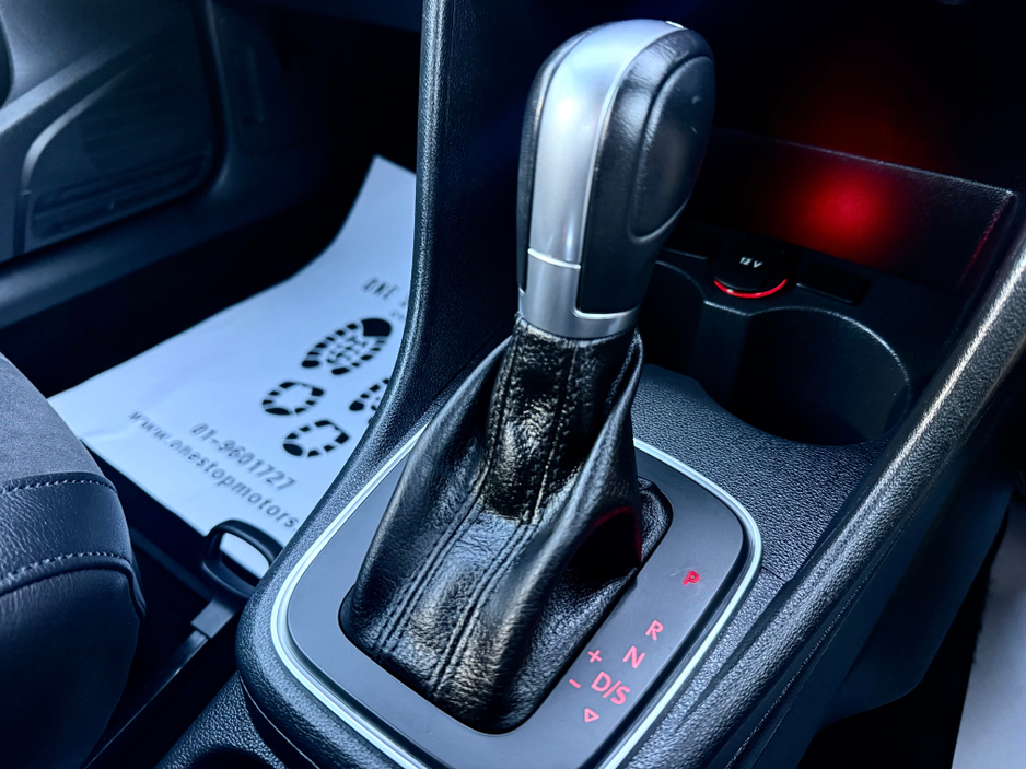 2016 Volkswagen Polo *HIGHLINE* 35,000KMS / LEATHER / HEATED SEATS / CAMERA / AUTO €13,900