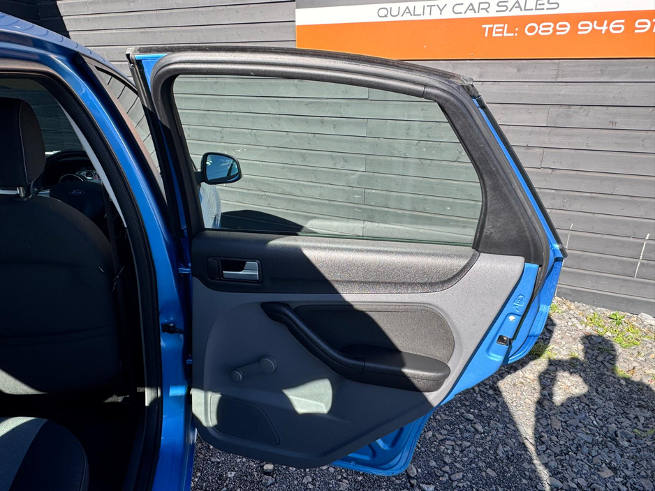 2010 Ford Focus - image 15