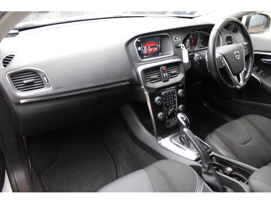 2017 Volvo V40 - image 20