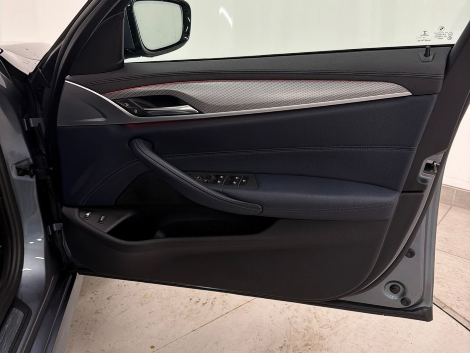 2019 BMW 5 Series - image 23