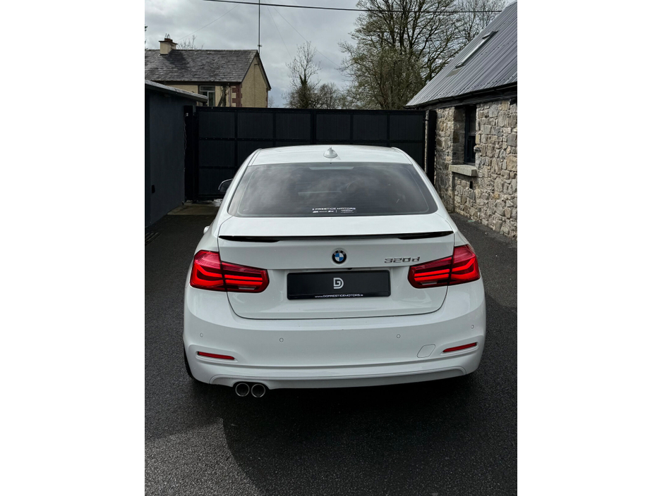 2017 BMW 3 Series - image 5