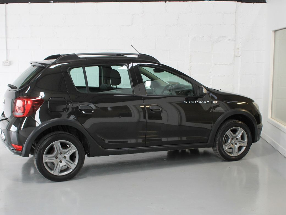 2020 Dacia Sandero - image 5