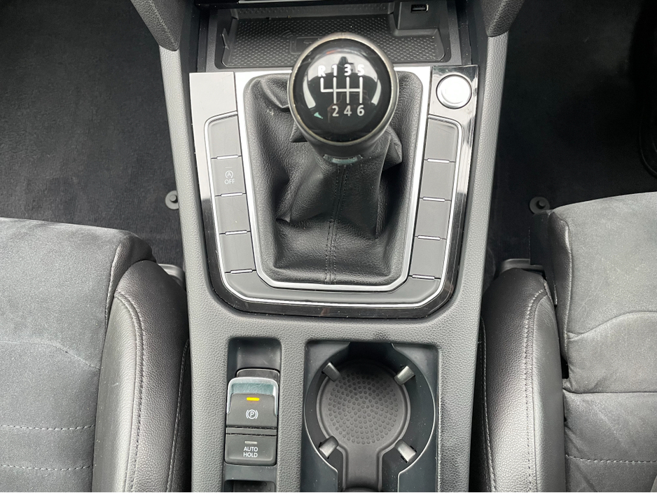 2018 Volkswagen Passat - image 15