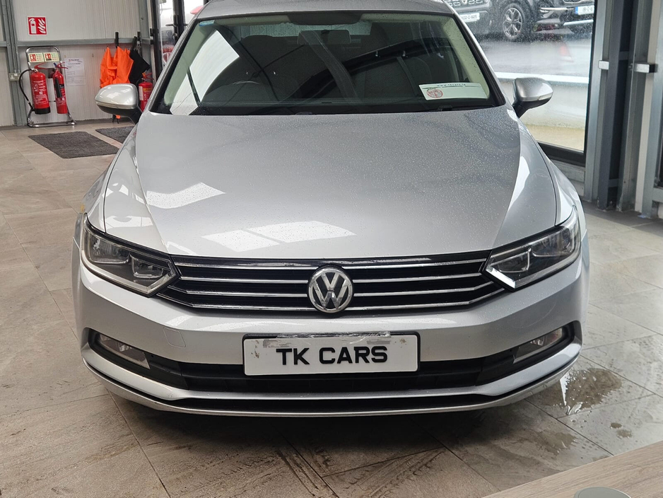 2018 Volkswagen Passat - image 4