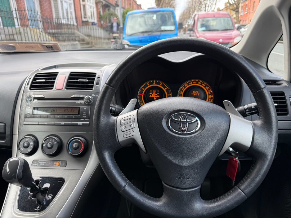 2007 Toyota Auris - image 13