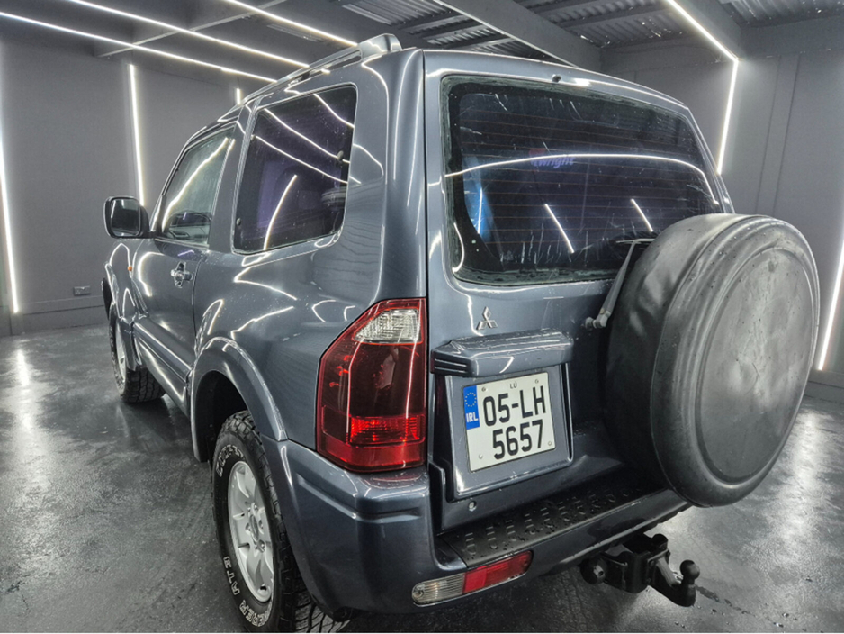 2005 Mitsubishi Shogun - image 10