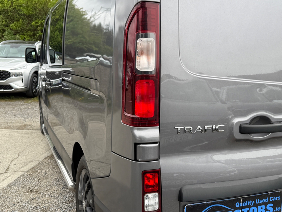 2021 Renault Trafic - image 28