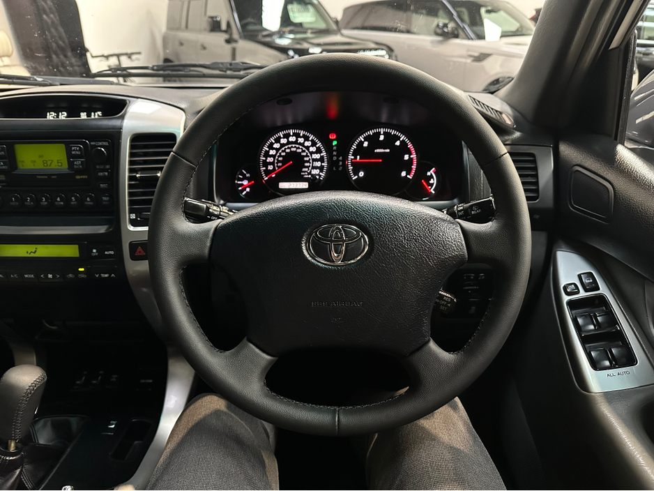 2004 Toyota Landcruiser - image 24