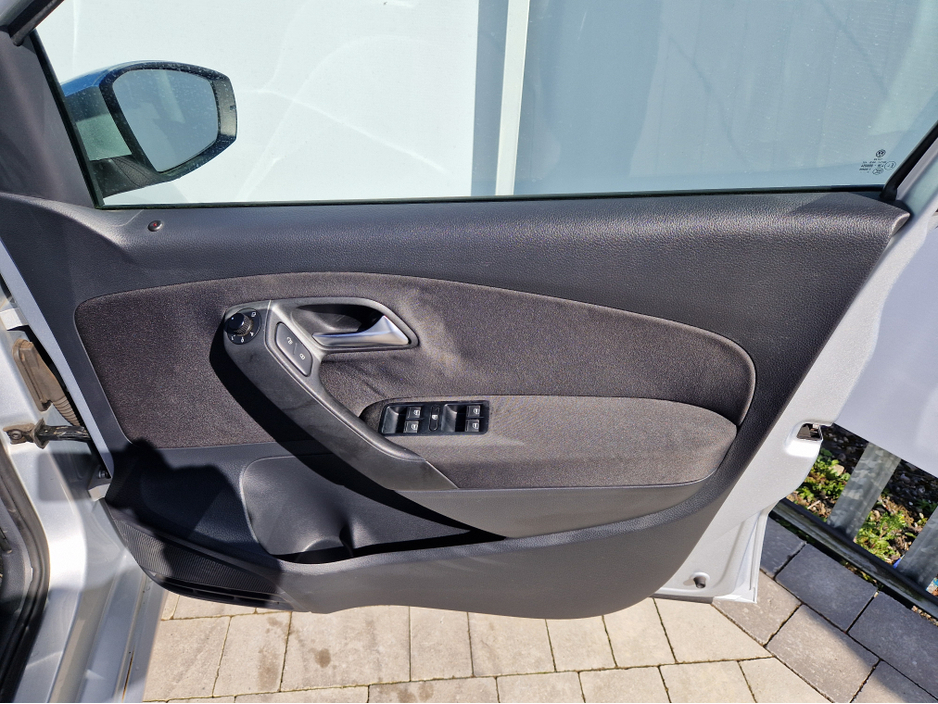 2011 Volkswagen Polo - image 13