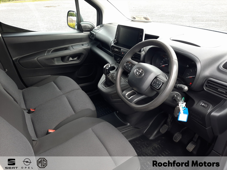 2021 Toyota Proace - image 8