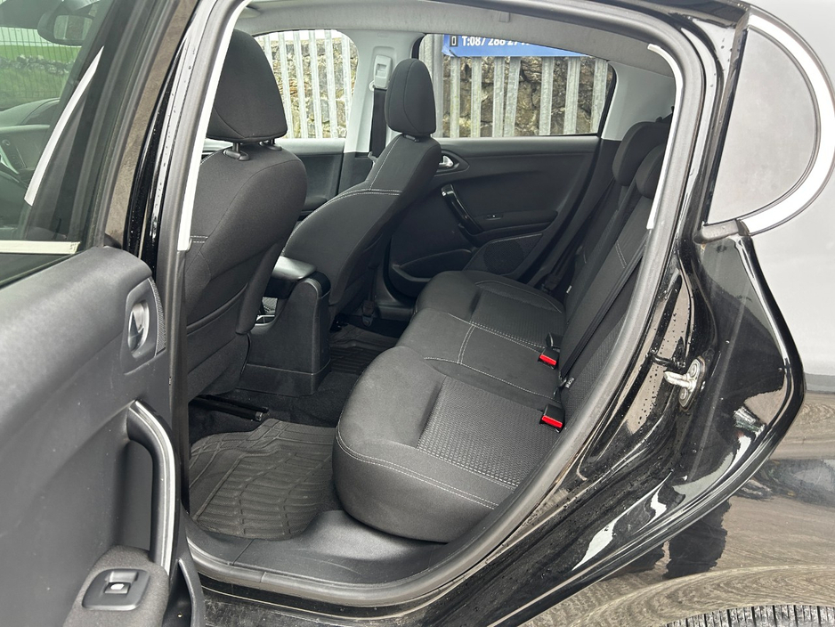 2016 Peugeot 208 - image 12