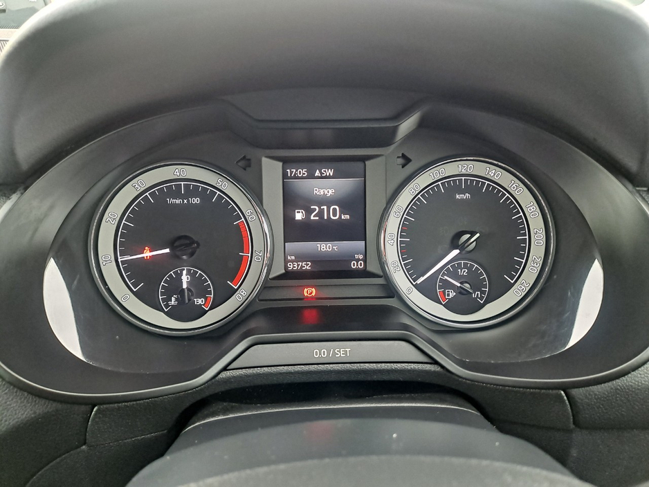 2020 Skoda Octavia - image 38