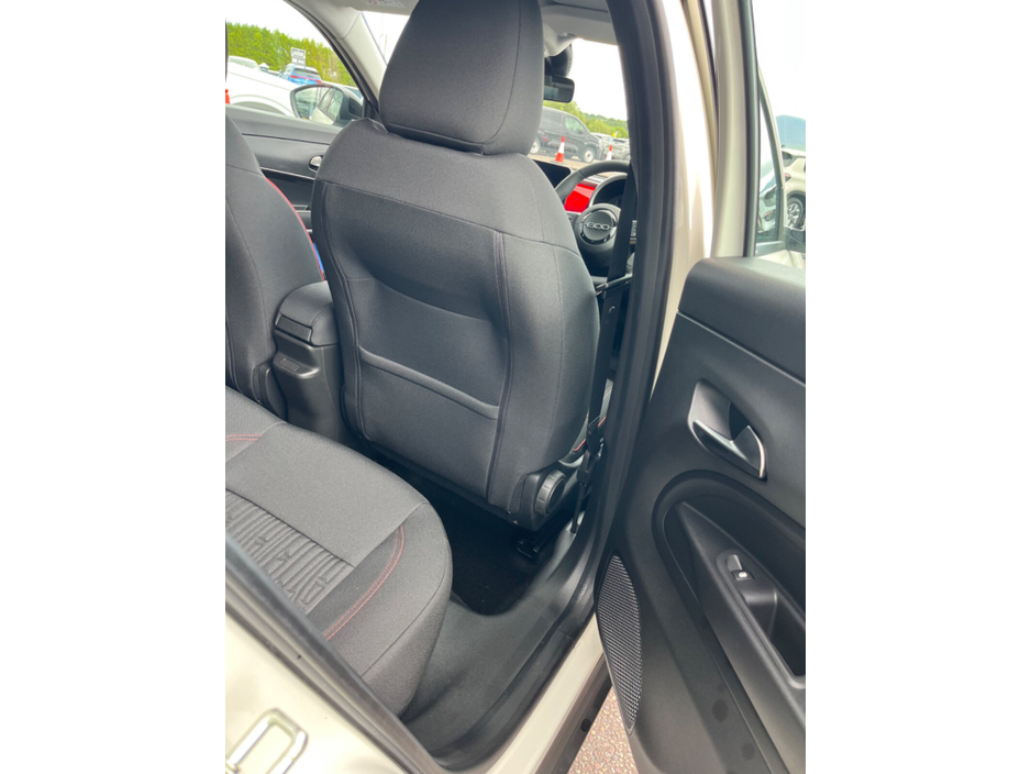 2025 Fiat 600 - image 9