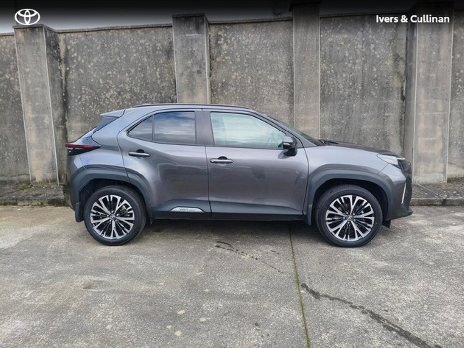 2025 Toyota Yaris Cross - image 3