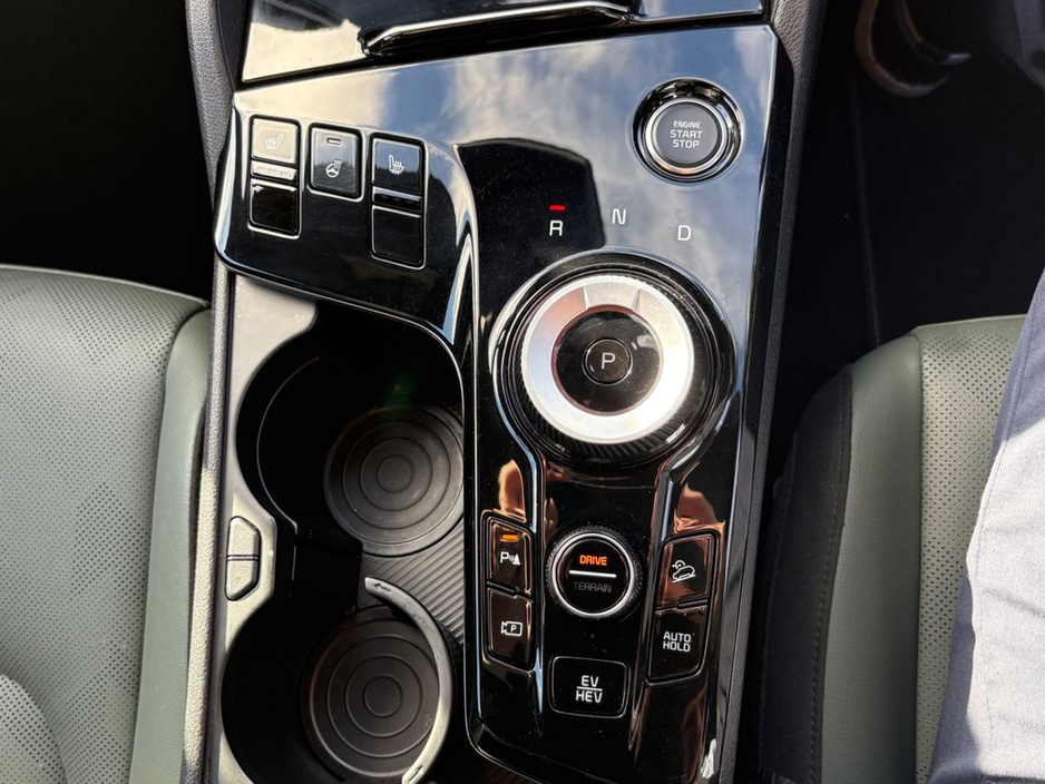 2025 Kia Sportage *2 year AA* 6 YEAR WARRANTY* Bluetooth, Touch Screen Infotainment System, All-Leather Seats, Reversing Camera,