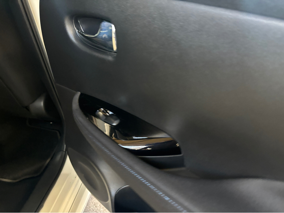 2019 Nissan Leaf - image 4