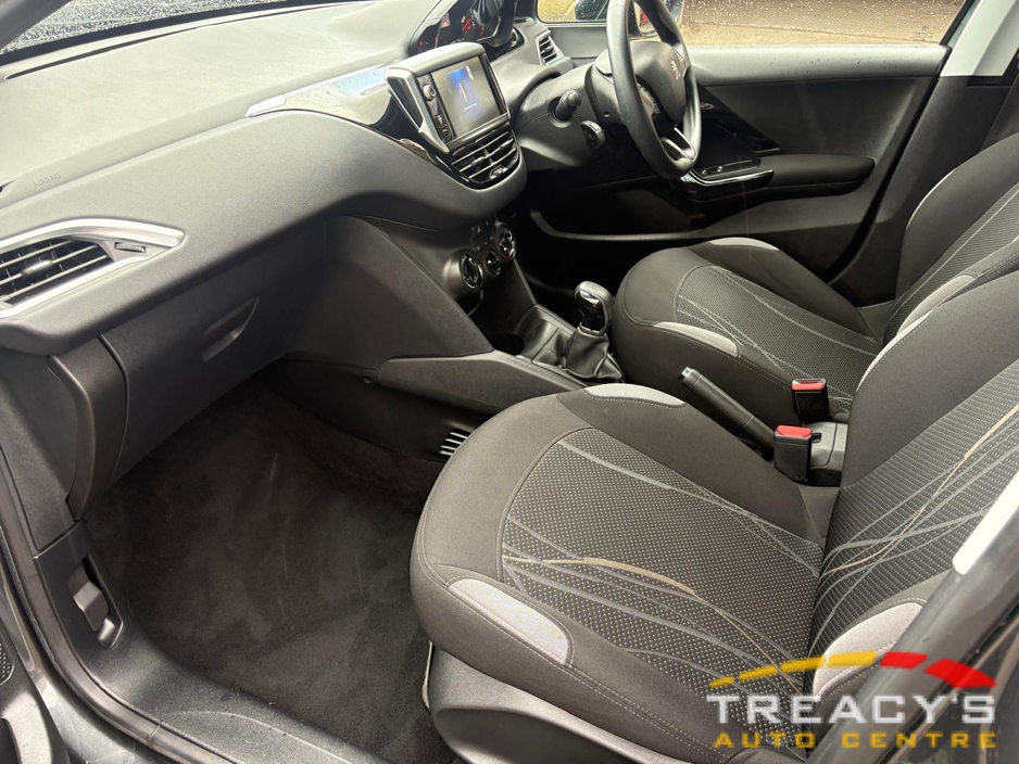 2014 Peugeot 208 - image 8