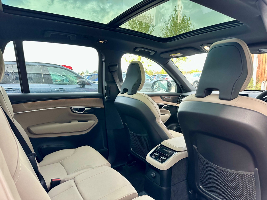 2025 Volvo XC90 - image 9