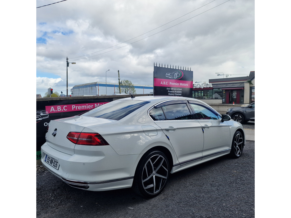 2019 Volkswagen Passat - image 4