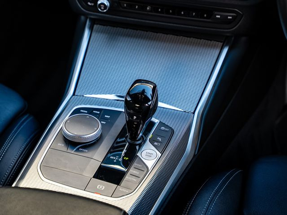 2022 BMW 3 Series - image 19