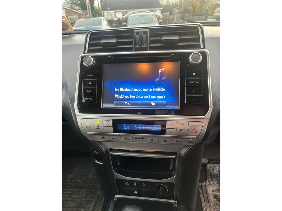 2018 Toyota Landcruiser - image 9