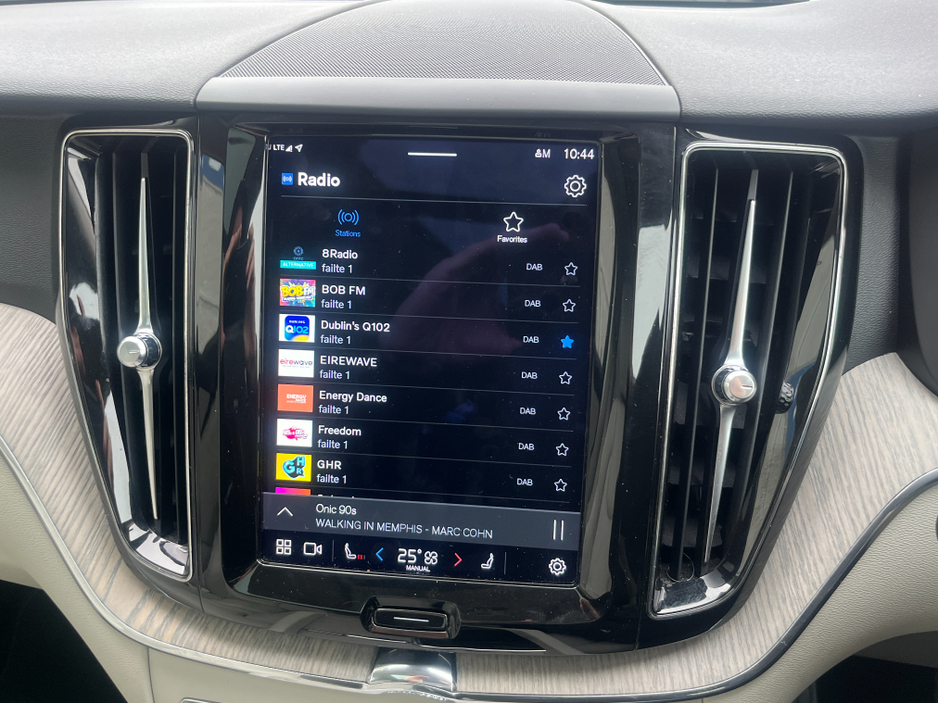 2023 Volvo XC60 T6 PHEV PLUS DARK AWD 2.0 PETROL //PANORAMIC GLASS ROOF//FULL LEATHER HEATED SEATS//ADAPTIVE CRUISE CONTROL//