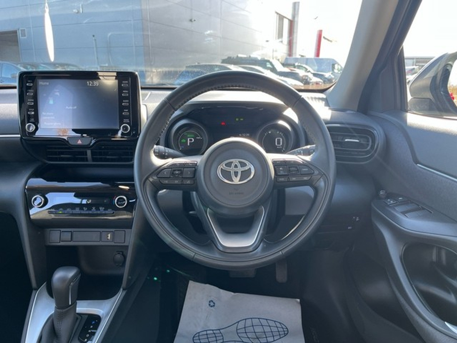 2023 Toyota Yaris Cross - image 9