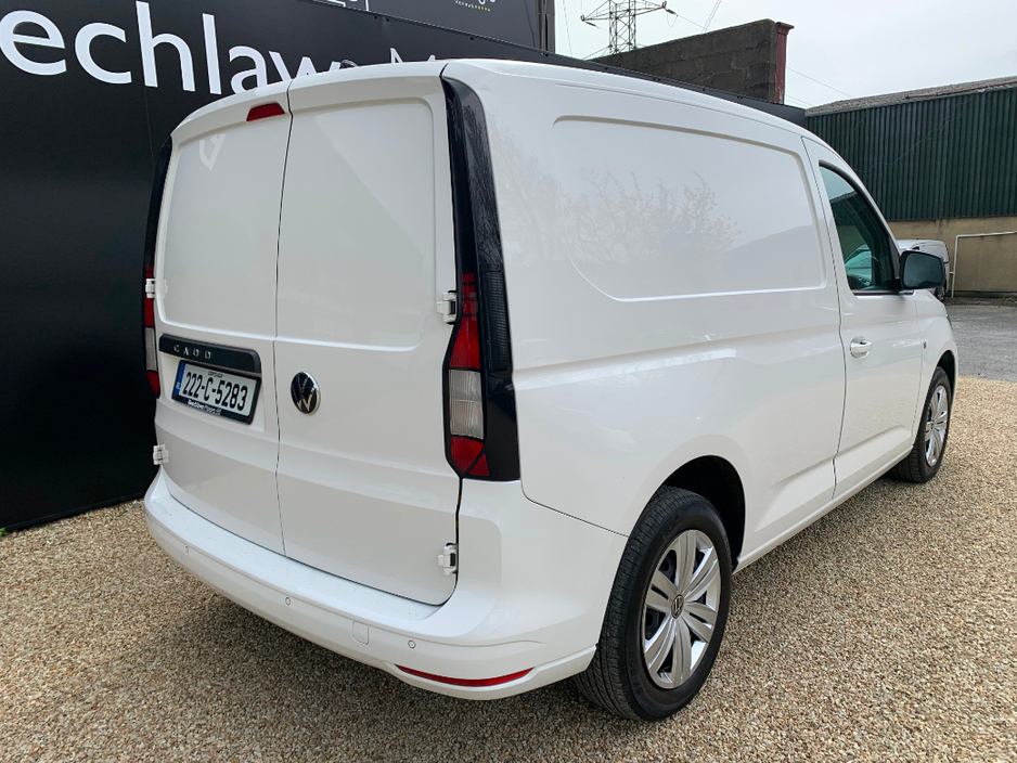 2022 Volkswagen Caddy - image 3