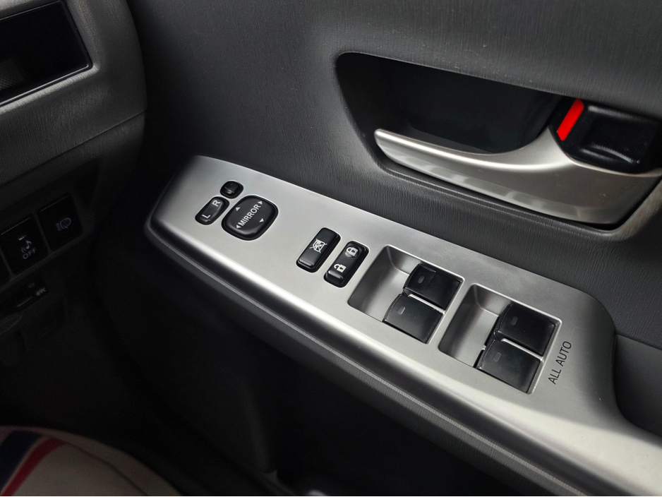 2013 Toyota Prius Alpha - image 18